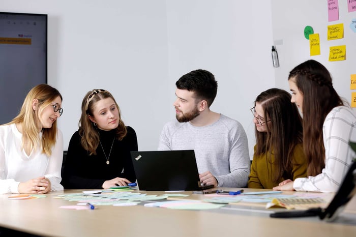 2021-05-28_Gruppenbild_Azubi_Arbeiten_optimiert